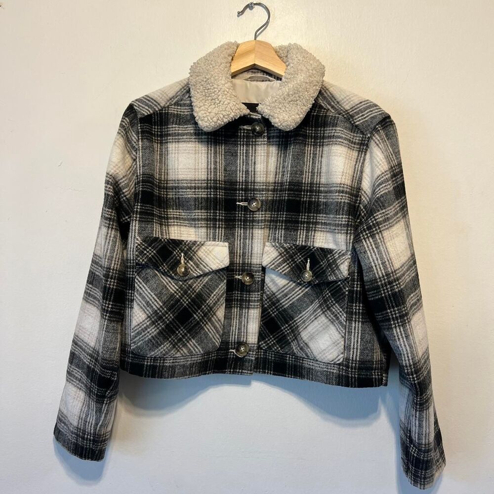 Hollister plaid cropped Sherpa jacket with buttons. Women Size Small.